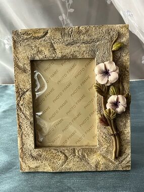 Vintage Giftz 'N Wishes 3D Resin Photo Frame - Stone Texture Floral Violets